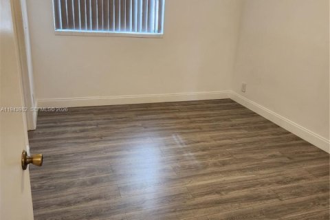 Condo in Sunrise, Florida, 2 bedrooms  № 2001935 - photo 4