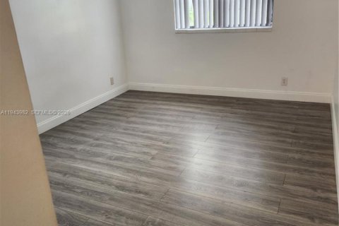 Condo in Sunrise, Florida, 2 bedrooms  № 2001935 - photo 15