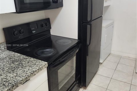 Condo in Sunrise, Florida, 2 bedrooms  № 2001935 - photo 11