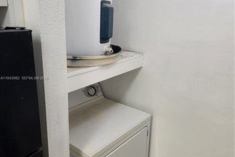 Condo in Sunrise, Florida, 2 bedrooms  № 2001935 - photo 7