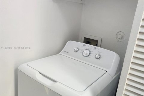 Condo in Sunrise, Florida, 2 bedrooms  № 2001935 - photo 10