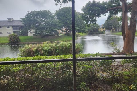 Condo in Sunrise, Florida, 2 bedrooms № 2001935 - photo 18