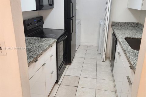 Condo in Sunrise, Florida, 2 bedrooms  № 2001935 - photo 13