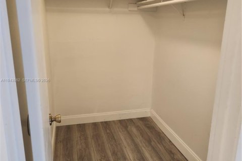 Condo in Sunrise, Florida, 2 bedrooms  № 2001935 - photo 5