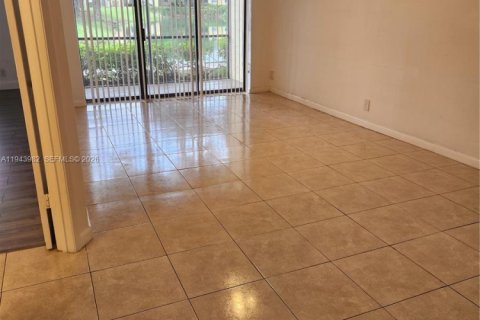 Condo in Sunrise, Florida, 2 bedrooms  № 2001935 - photo 2