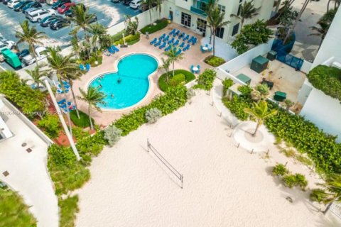 Condominio en venta en Hollywood, Florida, 1 dormitorio, 84.08 m2 № 1970662 - foto 23