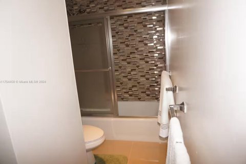 Condominio en venta en Hollywood, Florida, 1 dormitorio, 84.08 m2 № 1970662 - foto 15