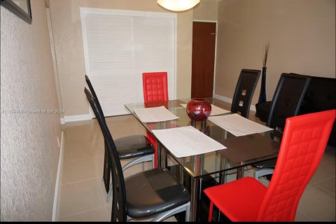 Condominio en venta en Hollywood, Florida, 1 dormitorio, 84.08 m2 № 1970662 - foto 11