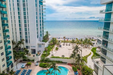 Condominio en venta en Hollywood, Florida, 1 dormitorio, 84.08 m2 № 1970662 - foto 2