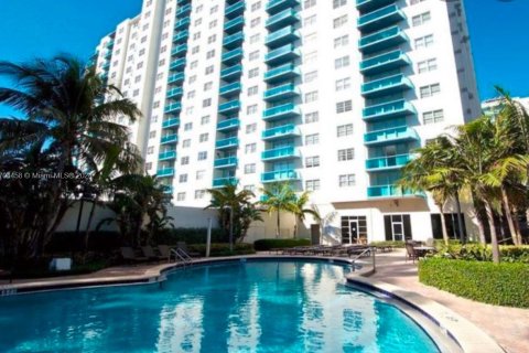 Condominio en venta en Hollywood, Florida, 1 dormitorio, 84.08 m2 № 1970662 - foto 1