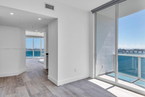 Снять в аренду кондоминиум в Майами, Флорида 2 спальни, 130.06м2, № 1956373 - фото 3
