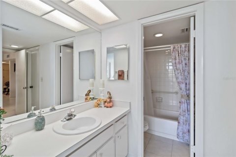 Condo in Venice, Florida, 2 bedrooms  № 2379740 - photo 22