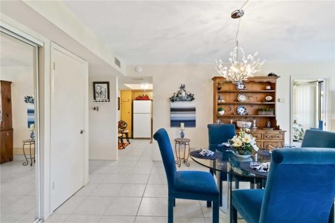 Condo in Venice, Florida, 2 bedrooms  № 2379740 - photo 8