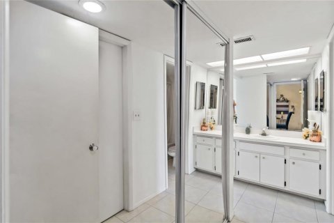 Condo in Venice, Florida, 2 bedrooms  № 2379740 - photo 24