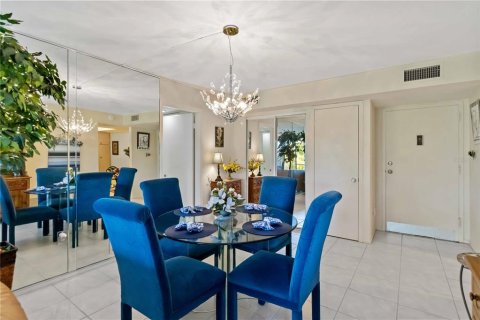 Condo in Venice, Florida, 2 bedrooms  № 2379740 - photo 9