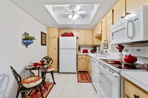 Condo in Venice, Florida, 2 bedrooms  № 2379740 - photo 17