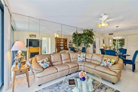 Condo in Venice, Florida, 2 bedrooms  № 2379740 - photo 13