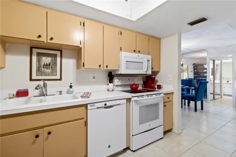 Condo in Venice, Florida, 2 bedrooms  № 2379740 - photo 18