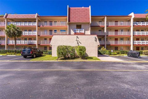 Condo in Margate, Florida, 2 bedrooms  № 1959132 - photo 1
