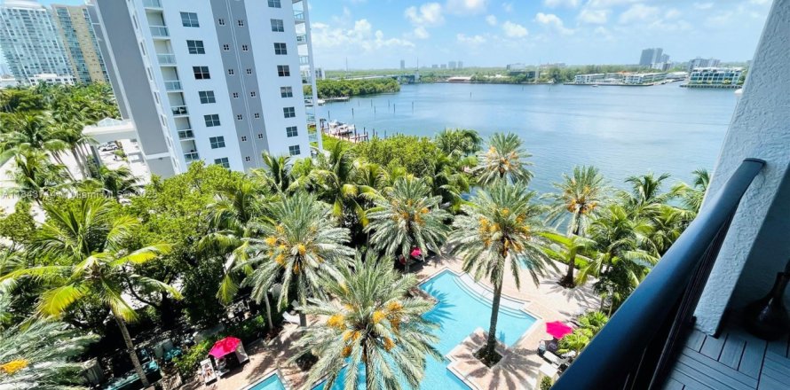 Кондоминиум с 2 спальнями в Санни-Айлс-Бич, Флорида № 1940447