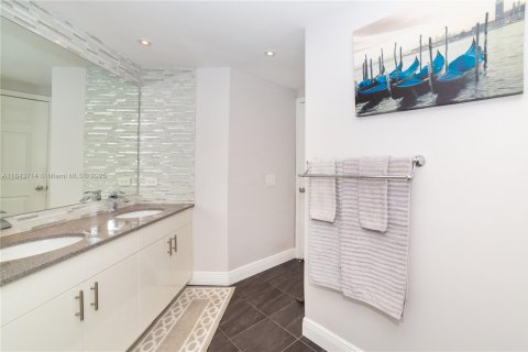 Купить кондоминиум в Санни-Айлс-Бич, Флорида 2 спальни, 95.13м2, № 1940447 - фото 23