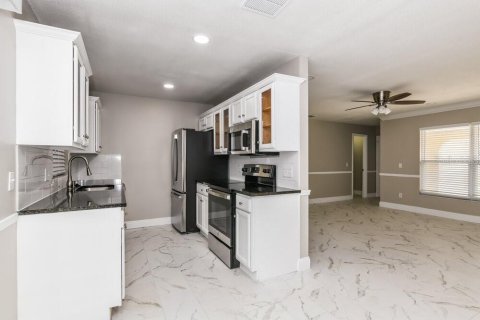 Villa ou maison à louer à Kissimmee, Floride: 3 chambres, 183.48 m2 № 2415587 - photo 8