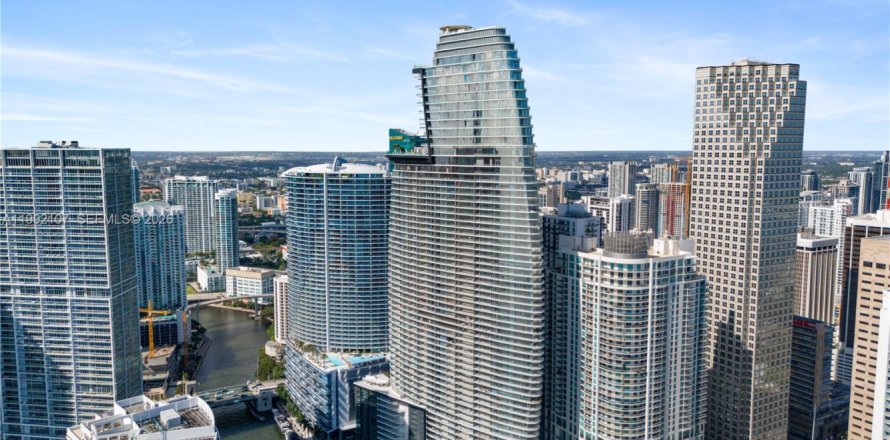 Condo in Miami, Florida, 3 bedrooms  № 2058178