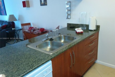 Condominio en alquiler en Miami, Florida, 1 dormitorio, 75.99 m2 № 2011165 - foto 10