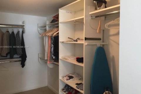 Condominio en alquiler en Miami, Florida, 1 dormitorio, 75.99 m2 № 2011165 - foto 3