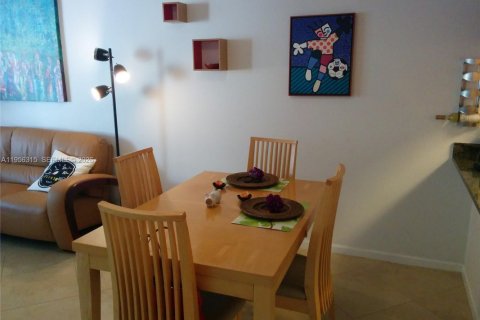 Condominio en alquiler en Miami, Florida, 1 dormitorio, 75.99 m2 № 2011165 - foto 4