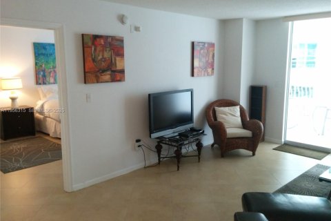 Condominio en alquiler en Miami, Florida, 1 dormitorio, 75.99 m2 № 2011165 - foto 7