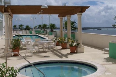 Condominio en alquiler en Miami, Florida, 1 dormitorio, 75.99 m2 № 2011165 - foto 25