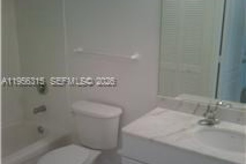 Condominio en alquiler en Miami, Florida, 1 dormitorio, 75.99 m2 № 2011165 - foto 15