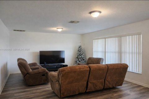 Casa en venta en Lehigh Acres, Florida, 3 dormitorios № 2010788 - foto 5