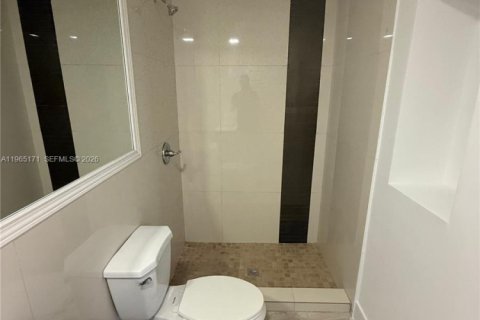 Villa ou maison à louer à Miami, Floride: 2 chambres, 65.03 m2 № 2026489 - photo 11