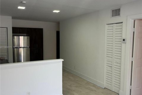 Villa ou maison à louer à Miami, Floride: 2 chambres, 65.03 m2 № 2026489 - photo 7