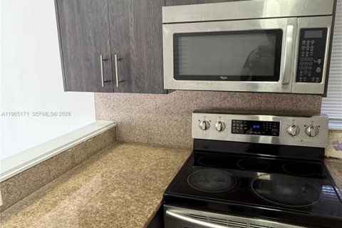 Villa ou maison à louer à Miami, Floride: 2 chambres, 65.03 m2 № 2026489 - photo 5