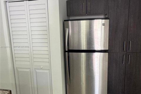 Villa ou maison à louer à Miami, Floride: 2 chambres, 65.03 m2 № 2026489 - photo 4