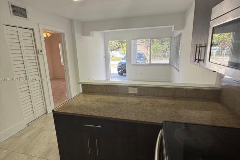 Villa ou maison à louer à Miami, Floride: 2 chambres, 65.03 m2 № 2026489 - photo 3