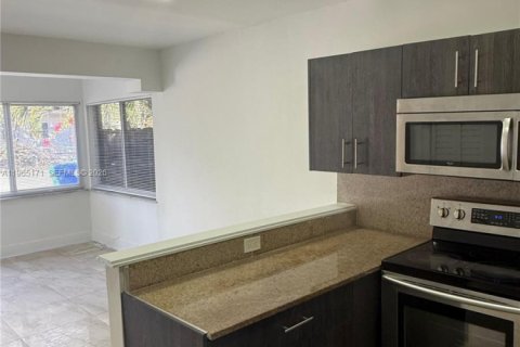 Villa ou maison à louer à Miami, Floride: 2 chambres, 65.03 m2 № 2026489 - photo 2