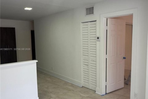 Villa ou maison à louer à Miami, Floride: 2 chambres, 65.03 m2 № 2026489 - photo 8