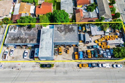 Commercial property in Miami, Florida № 1860301 - photo 3