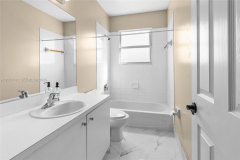 Townhouse in Homestead, Florida 3 bedrooms, 128.11 sq.m. № 2085333 - photo 14
