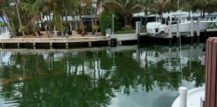 Condo in North Miami, Florida, 2 bedrooms  № 2065392