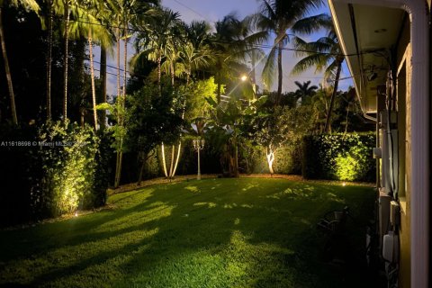 House in Hollywood, Florida 4 bedrooms, 289.86 sq.m. № 1269284 - photo 4