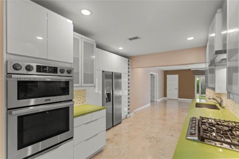 House in Hollywood, Florida 4 bedrooms, 289.86 sq.m. № 1269284 - photo 23