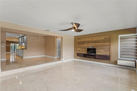 House in Hollywood, Florida 4 bedrooms, 289.86 sq.m. № 1269284 - photo 15