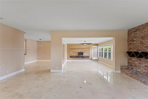 House in Hollywood, Florida 4 bedrooms, 289.86 sq.m. № 1269284 - photo 10