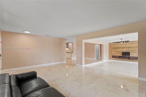 House in Hollywood, Florida 4 bedrooms, 289.86 sq.m. № 1269284 - photo 11