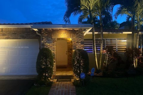 House in Hollywood, Florida 4 bedrooms, 289.86 sq.m. № 1269284 - photo 2